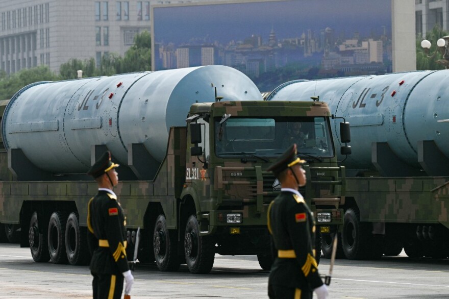 Το οπλοστάσιο της Κίνας που παρουσιάστηκε στην παρέλαση στο Πεκίνο - Διηπειρωτικοί πύραυλοι, μαχητικά νέας γενιάς, drones, όπλα λέιζερ και λύκοι ρομπότ