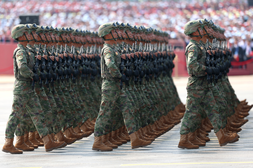 Το οπλοστάσιο της Κίνας που παρουσιάστηκε στην παρέλαση στο Πεκίνο - Διηπειρωτικοί πύραυλοι, μαχητικά νέας γενιάς, drones, όπλα λέιζερ και λύκοι ρομπότ